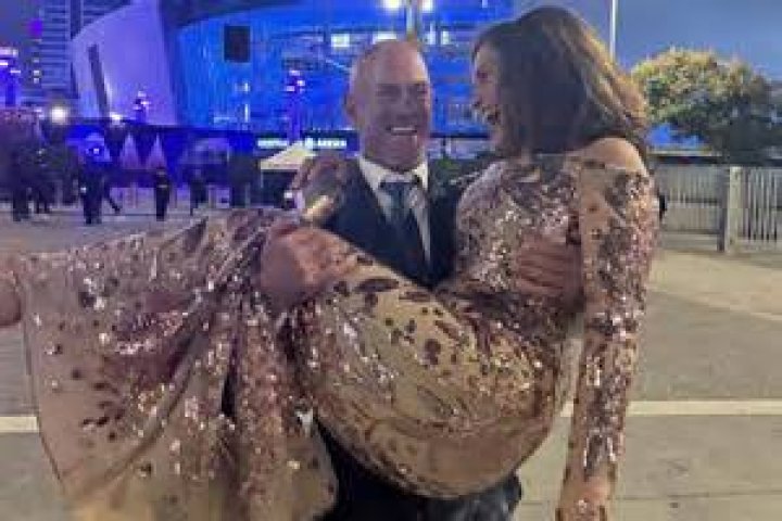 Christopher Meloni & Mariska Hargitay Tease Fans With Steamy Elliot & Olivia Photo: It’s ‘Hot In Here’
