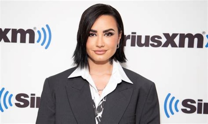 Demi Lovato Came Out To Her Parents After ‘Cool For The Summer’ – Hollywood Life