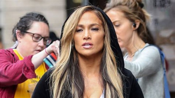 Jennifer Lopez Flashes Abs In Bikini & Fur Coat For ‘Hustlers’ Movie – Hollywood Life