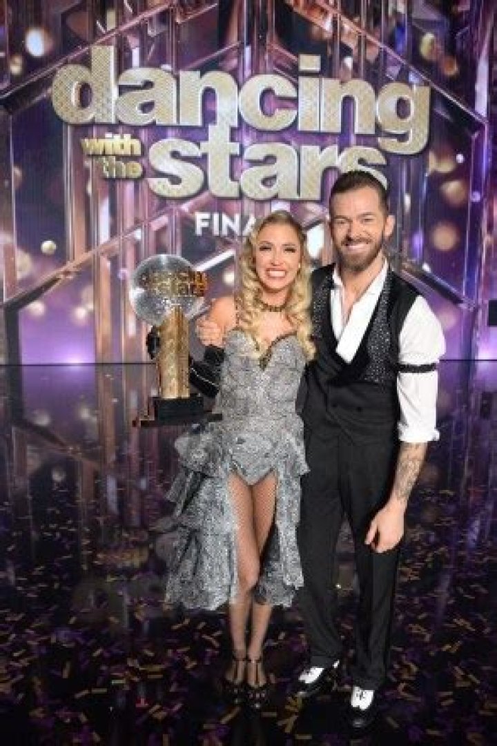 Jesse Metcalfe & Sharna Burgess On ‘DWTS’ & ‘Passionate’ Performance – Hollywood Life