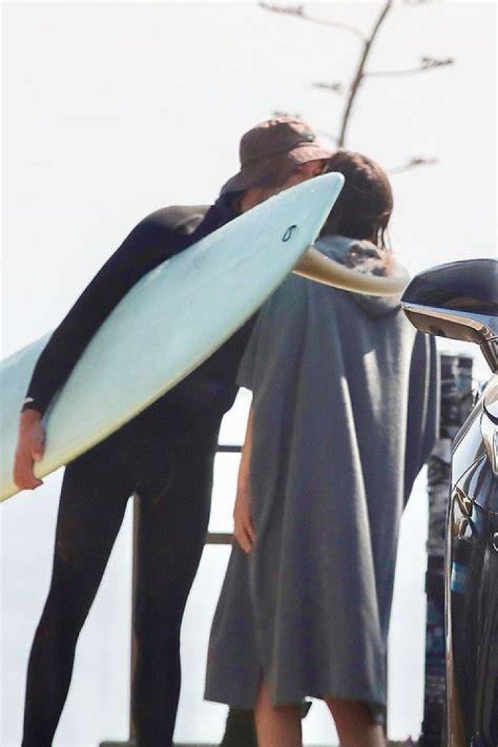 Leighton Meester & Adam Brody Kiss During Surf Date In Malibu – Photos – Hollywood Life