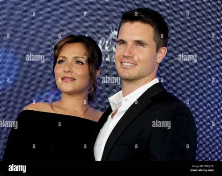[LISTEN] Robbie Amell Loves Italia Ricci — Raves Over Fiancée In Interview – Hollywood Life