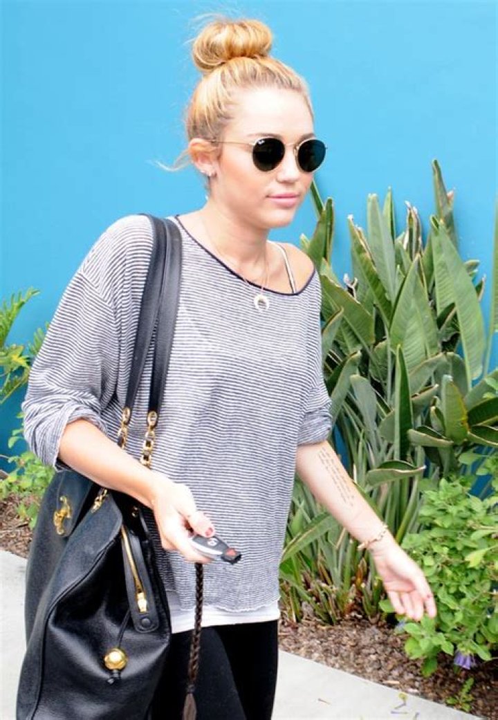 Miley Cyrus Cutting Herself — New Picture Of Cuts & Scars On Wrist – Hollywood Life