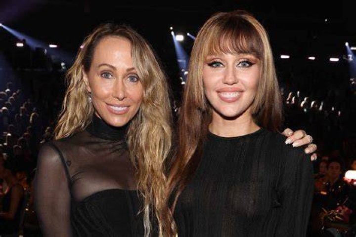 Miley Cyrus: Her Mom & Dad’s Shocked Reaction To Nicki Minaj’s VMA Diss — Watch