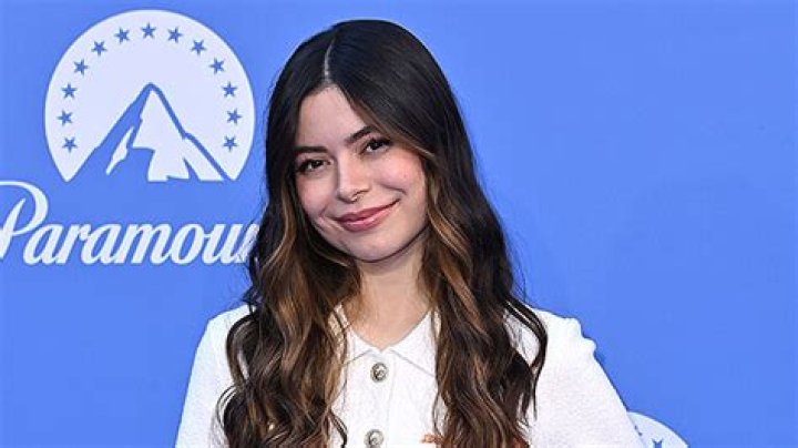 Miranda Cosgrove Looks Unrecognizable In Catsuit On ‘iCarly’ Reboot – Hollywood Life