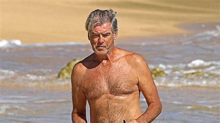 Pierce Brosnan Is Shirtless & Buff Kissing Wife Keely On Beach – Hollywood Life