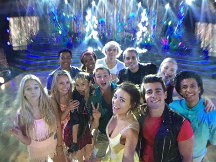 Ross Lynch & Cast Perform ‘Gotta Be Me’ – Hollywood Life