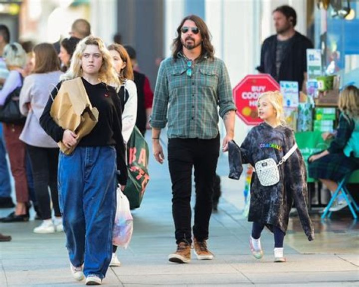 See Pictures Of Him & His Daughters – Hollywood Life