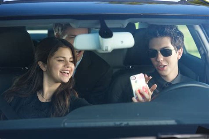 Selena Gomez Dissing Justin Bieber — She Likes Kissing Nat Wolff – Hollywood Life