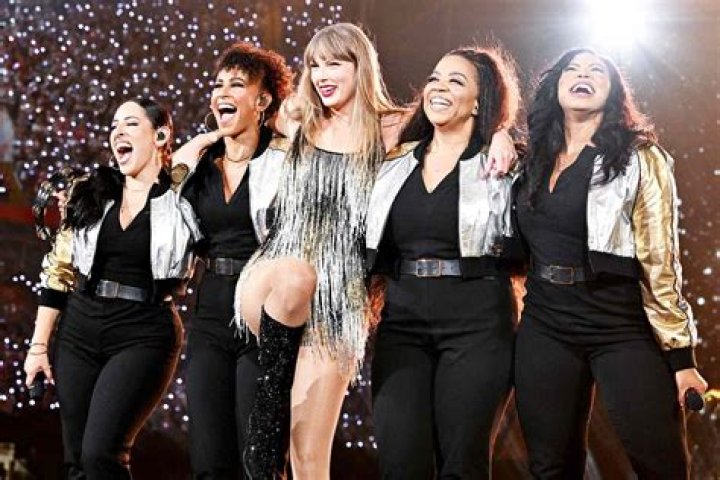Taylor Swift Supports Sophie Turner With Sansa Stark Button On ‘EW’ Cover – Hollywood Life
